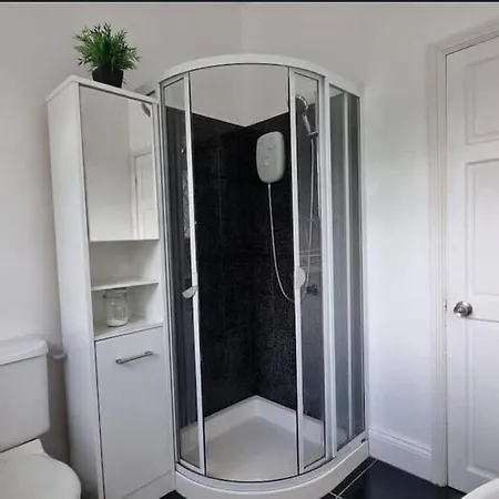 Holiday home Near Mancity-center Sleeps11-4bigbedrooms,2xxl Lounges-2toillets-1xl Kitchen For Big Groups