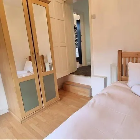 Holiday home Spacious 4bd With Great Links To Centre *