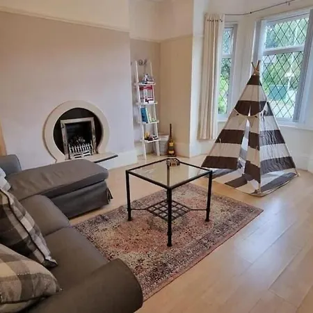 Spacious 4bd With Great Links To Centre Manchester