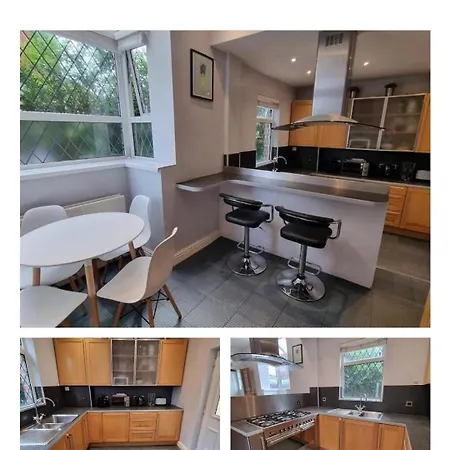 Near Mancity-center Sleeps11-4bigbedrooms,2xxl Lounges-2toillets-1xl Kitchen For Big Groups Holiday home
