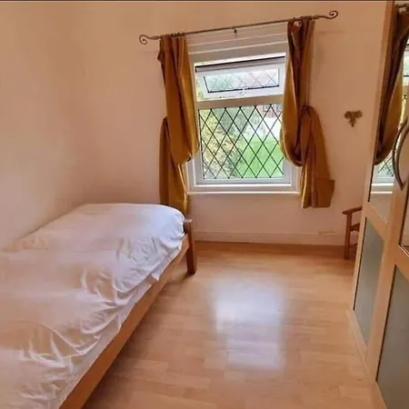 Holiday home Spacious 4bd With Great Links To Centre Manchester