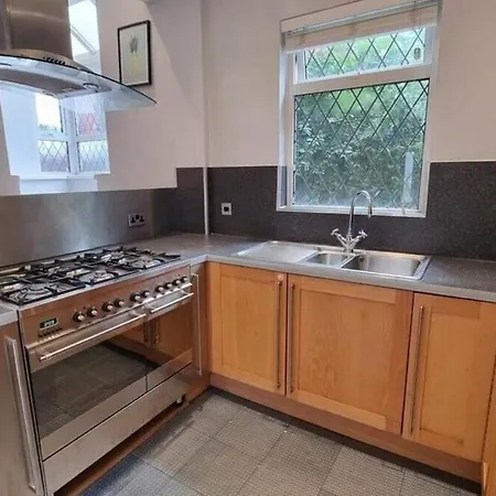 Holiday home Spacious 4bd With Great Links To Centre