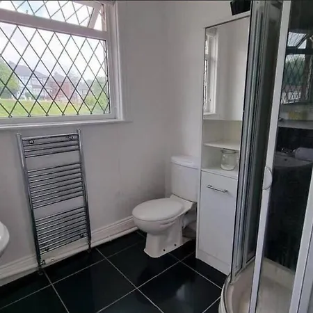 Holiday home Spacious 4bd With Great Links To Centre Manchester
