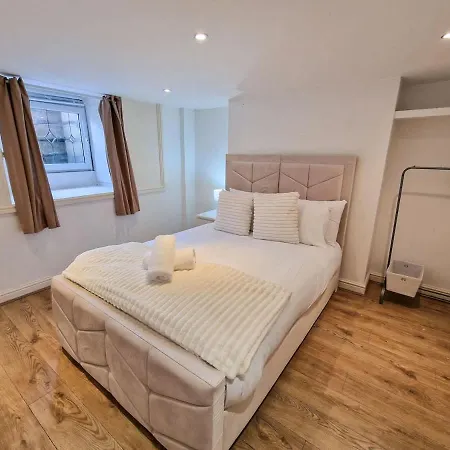 Salford Sleeps 10 By Superhost Ferienhaus