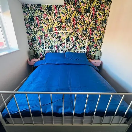 Cool, Calm & Connected Apartment *