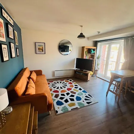 Cool, Calm & Connected Apartment *