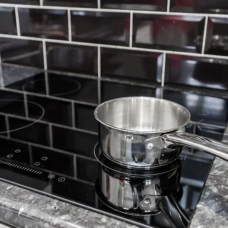 Apartment Cozy 2 Bed - Ideal For Long Stays, Relocators & Contractors - Free Parking - Sleeps 2 - By Old Trafford & Salford