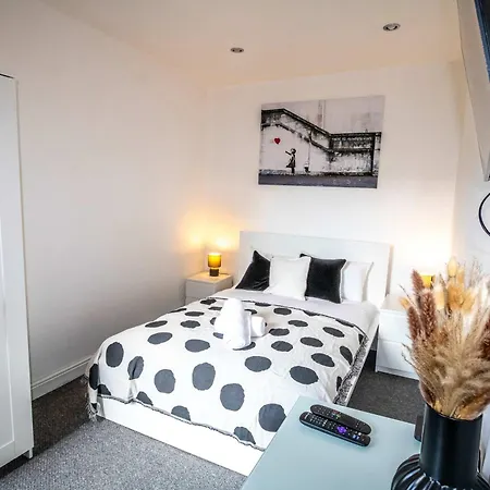 2 Bed Didsbury Flat Sleeps 6 Free Parking