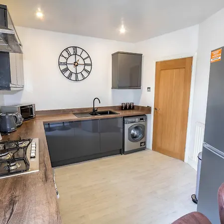 2 Bed Didsbury Flat Sleeps 6 Free Parking *