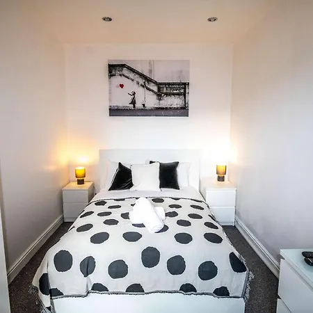 2 Bed Didsbury Flat Sleeps 6 Free Parking *