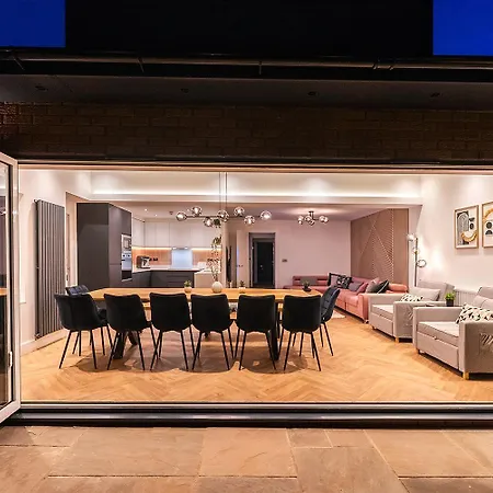 Luxury 8 Bed Holiday home Manchester