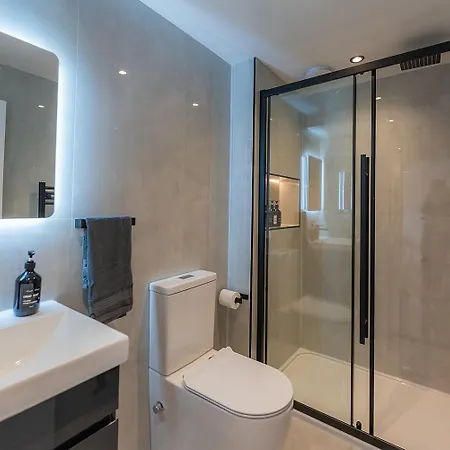Luxury 8 Bed Манчестер