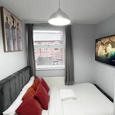 Large And Spacious 4 Bedroom House - Free Parking - 5 Mins From Centre * Manchester