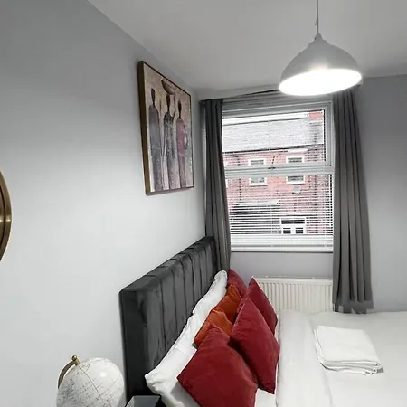 Apartment Luxury Spacious 4 Bedroom House - Free Parking - 5 Mins From Centre Manchester