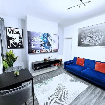 Luxury Spacious 4 Bedroom House - Free Parking - 5 Mins From Centre *