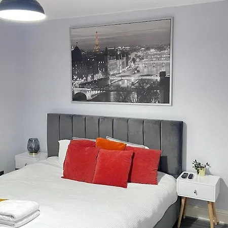 Large And Spacious 4 Bedroom House - Free Parking - 5 Mins From Centre