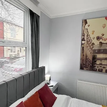 Luxury Spacious 4 Bedroom House - Free Parking - 5 Mins From Centre Apartment