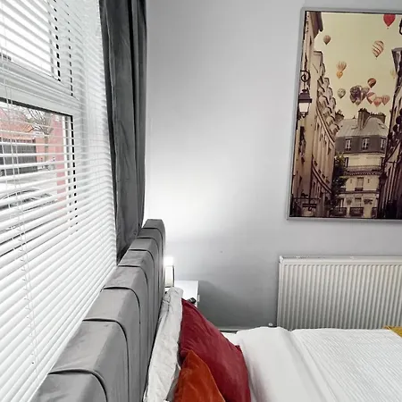 Large And Spacious 4 Bedroom House - Free Parking - 5 Mins From Centre