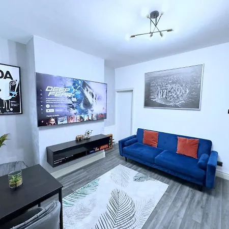 Luxury Spacious 4 Bedroom House - Free Parking - 5 Mins From Centre Apartment