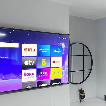 Luxury Spacious 4 Bedroom House - Free Parking - 5 Mins From Centre Apartamento *