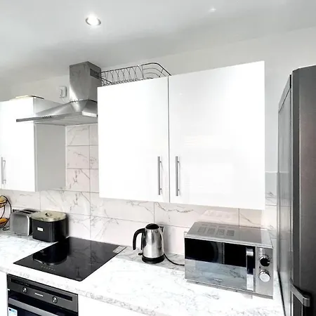 Apartment Large And Spacious 4 Bedroom House - Free Parking - 5 Mins From Centre