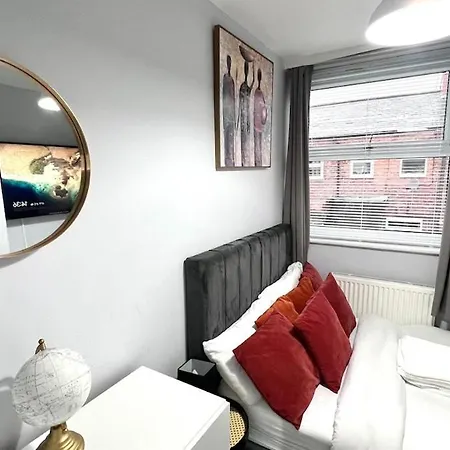 Luxury Spacious 4 Bedroom House - Free Parking - 5 Mins From Centre Apartment *