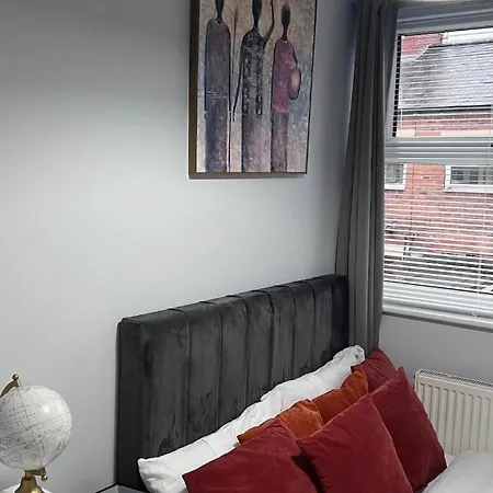 Large And Spacious 4 Bedroom House - Free Parking - 5 Mins From Centre Apartment Manchester