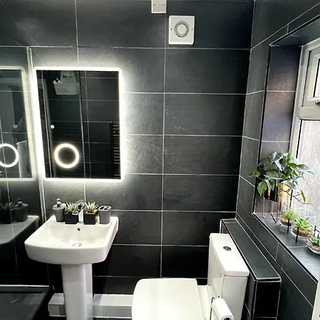 Large And Spacious 4 Bedroom House - Free Parking - 5 Mins From Centre * Manchester
