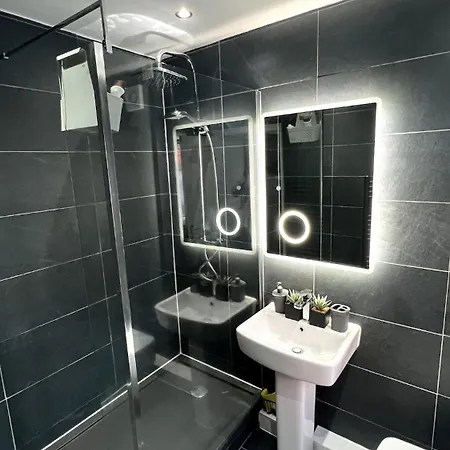 Large And Spacious 4 Bedroom House - Free Parking - 5 Mins From Centre *