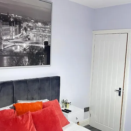 Apartment Large And Spacious 4 Bedroom House - Free Parking - 5 Mins From Centre