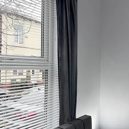 Large And Spacious 4 Bedroom House - Free Parking - 5 Mins From Centre Apartment *