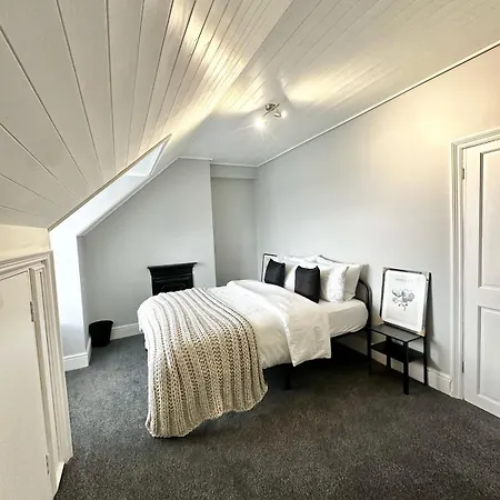 Large 5-bedroom House In Salford-free Parking-sleeps 10 Holiday home Manchester