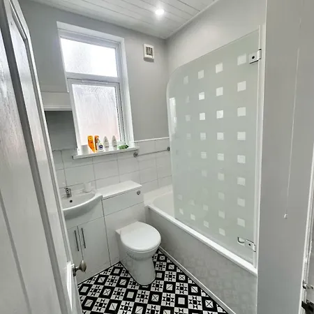 Nyaraló Large 5-bedroom House In Salford-free Parking-sleeps 10