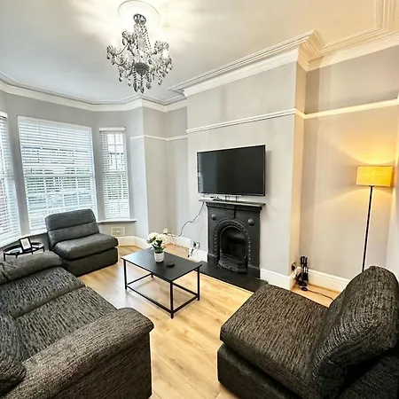 Large 5-bedroom House In Salford-free Parking-sleeps 10 *