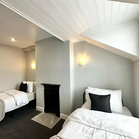Large 5-bedroom House In Salford-free Parking-sleeps 10 Manchester