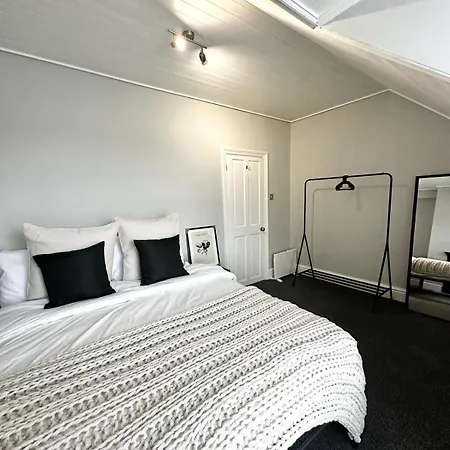 Large 5-bedroom House In Salford-free Parking-sleeps 10 * Manchester