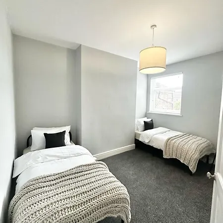 Large 5-bedroom House In Salford-free Parking-sleeps 10 * Manchester