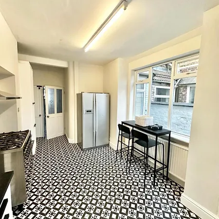 Ferienhaus Luxury 5 Bed Salford Free Parking