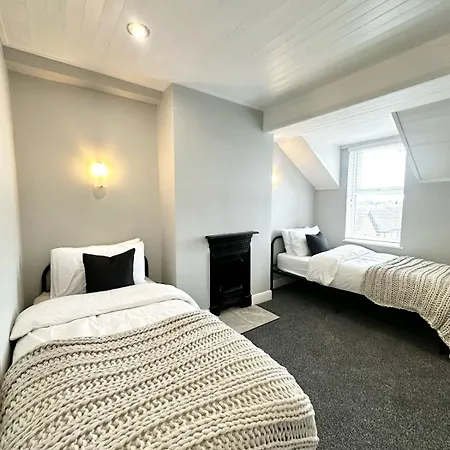 Large 5-bedroom House In Salford-free Parking-sleeps 10 L Klick And Short Lets And Serviced * Manchester