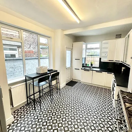 Large 5-bedroom House In Salford-free Parking-sleeps 10 L Klick And Short Lets And Serviced