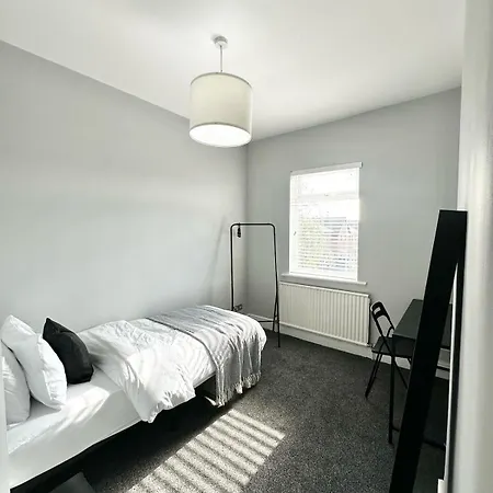 Ferienhaus Large 5-bedroom House In Salford-free Parking-sleeps 10 Manchester