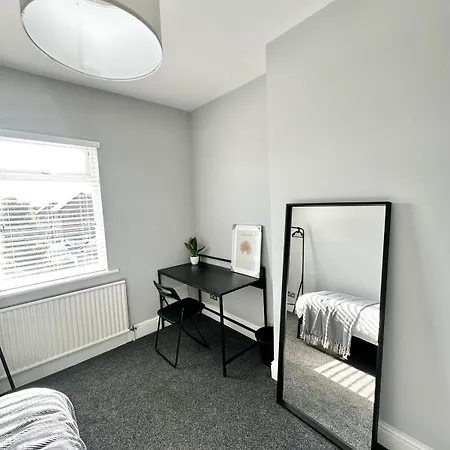 Large 5-bedroom House In Salford-free Parking-sleeps 10 Nyaraló