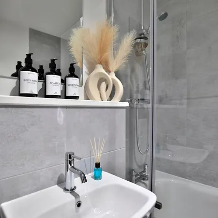 - 2-bed - Sleeps 4 - Wifi * מנצ'סטר
