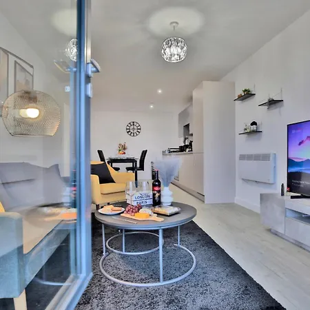 - 2-bed - Sleeps 4 - Wifi