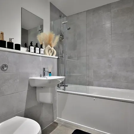 - 2-bed - Sleeps 4 - Wifi