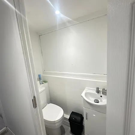 Airport House - Long Near Hospital!