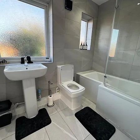 Airport House - Long Near Hospital!