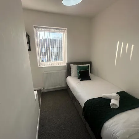 Airport House - Long Near Hospital! Casa de Férias