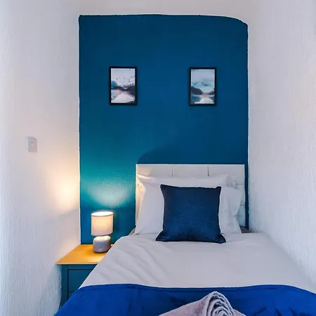 Great House In Greater By 53 Degrees Property, Ideal For Workers, 3 Bed With Parking! Nyaraló