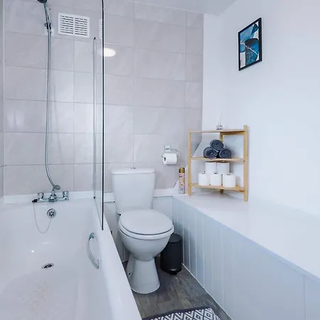 Great House In Greater By 53 Degrees Property, Ideal For Workers, 3 Bed With Parking! Nyaraló